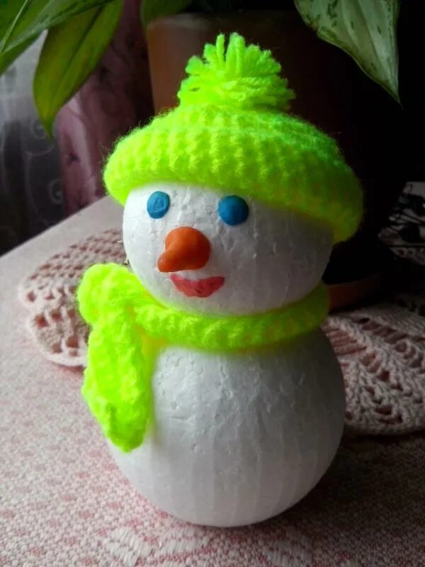 Поделка снеговик из пенопласта. Новогодняя игрушка поделка снеговик. Поделка снеговик. Как сделать снеговика из пенопластовых шариков. Снеговик из пенопластовых шариков своими руками.