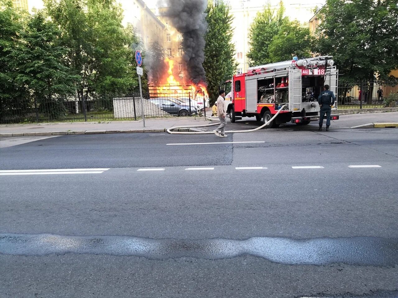 Звуки взрывов в спб. Пожар на Васильевском острове. Пожар в Санкт-Петербурге сегодня на Васильевском острове. Пожар на 17 линии Васильевского острова. Взрыв машины в Санкт-Петербурге.