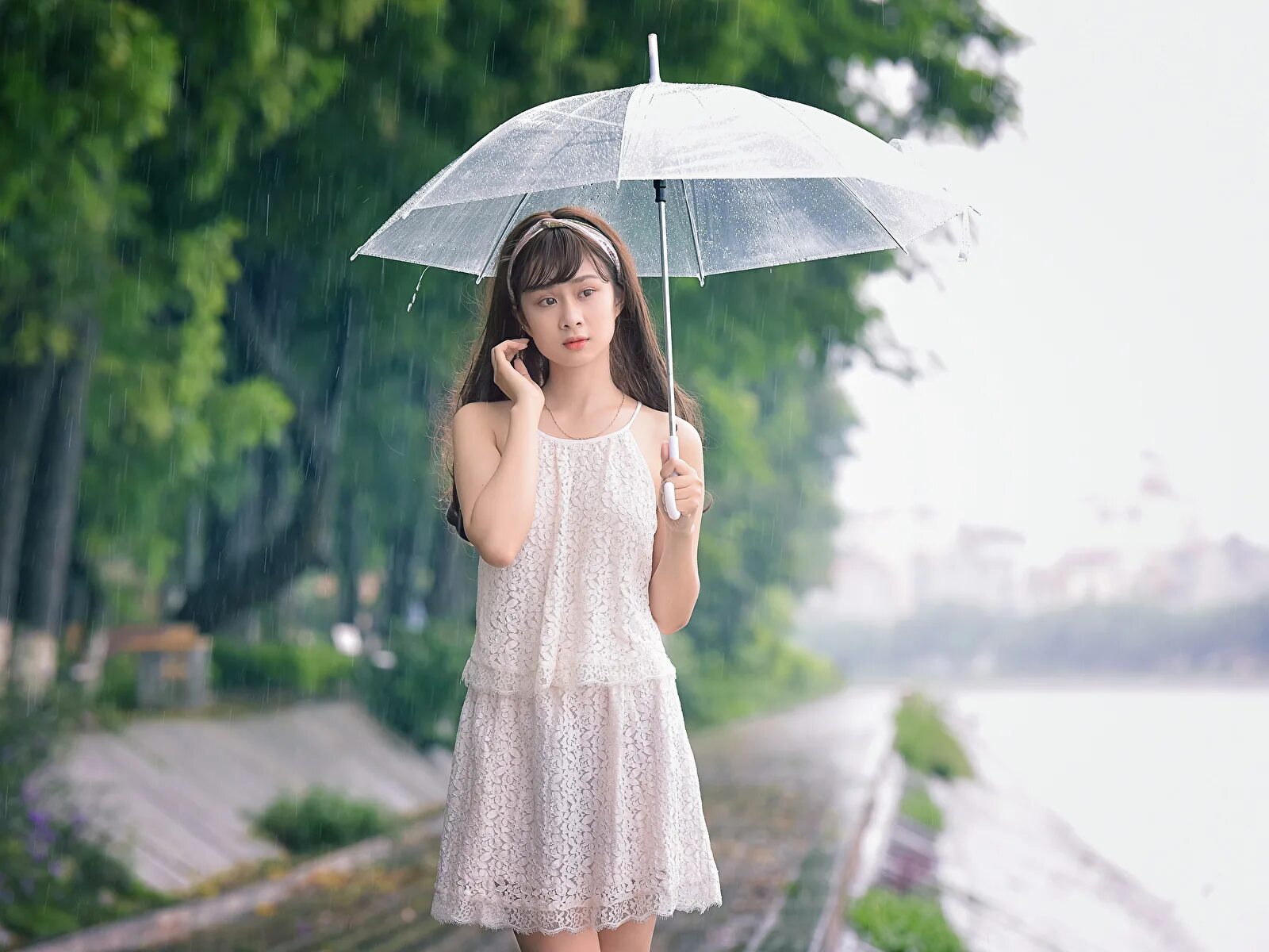 Umbrella dress. Девушка с зонтом. Девушка под зонтом. Девочка с зонтиком. Модель с зонтиком.