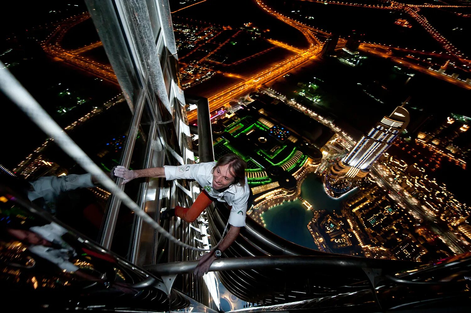 Бурдж халифа человек. Человек-паук Бурдж Халифа. Alain Robert Burj khalifa. Руферы на Бурдж Халифа.