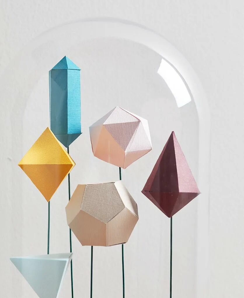 объемная композиция. объемные фигуры. игрушка из многогранников. необычные фигуры из бумаги. геометрические поделки из бумаги.