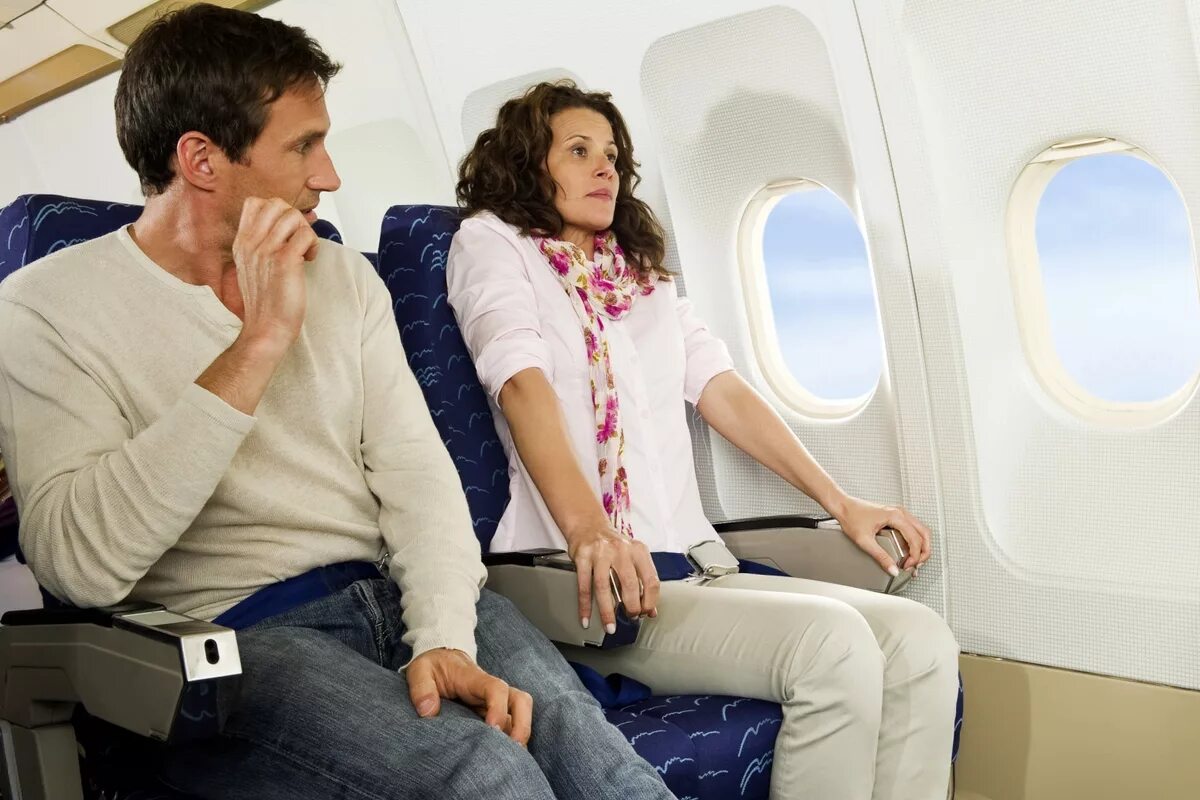 Можно летать на самолете. Люди в самолете. Мужчина и женщина в самолете. Путешествие на самолете. Страх летать на самолете.