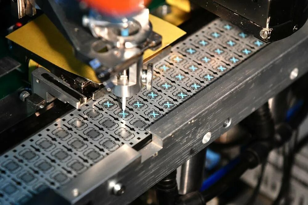 Завод микросхем. Автоматическая пайка печатных плат. Смд монтаж печатных плат. Завод микросхем. Электронная промышленность.