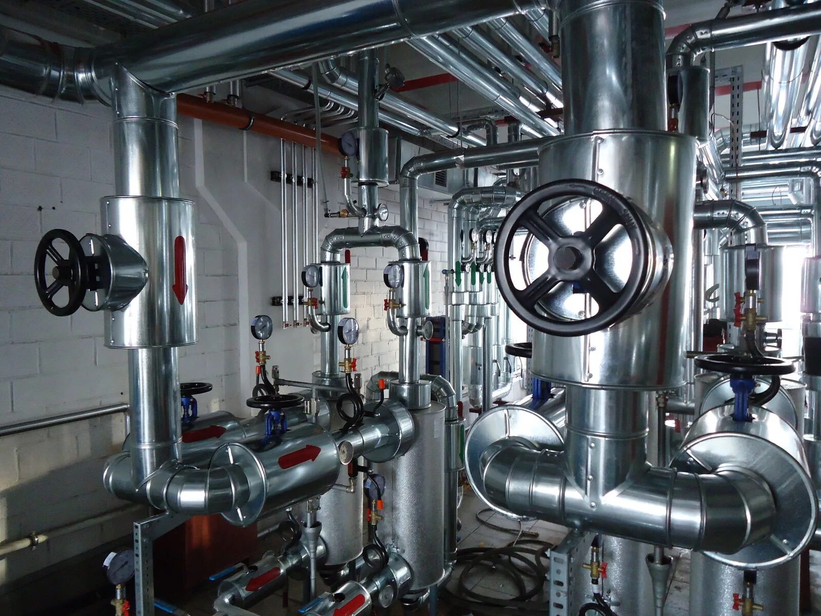 теплообменник в итп в многоквартирном доме. водопровод в многоквартирном доме. осуществляем теплоснабжение. осуществляем теплоснабжение. осуществляем теплоснабжение.