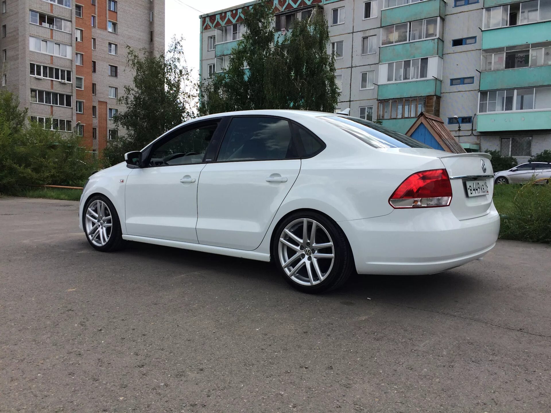 VW Polo sedan r17. Поло седан r17 ротор. Поло седан белый r17. Volkswagen Polo диски r17. Поло р17