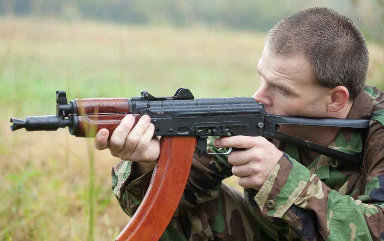 Военные с оружием в руках. АК 74 (акс 74) Калибр. Автомат Калашникова ak74. Оружие акс 74у. АК 74 И акс 74у.