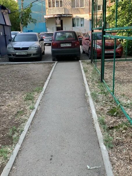 Дорожка на улице. Абсурдные знаки. Поломанный тротуар. Пешеходная дорожка в самаре. Машина в конце тротуара.