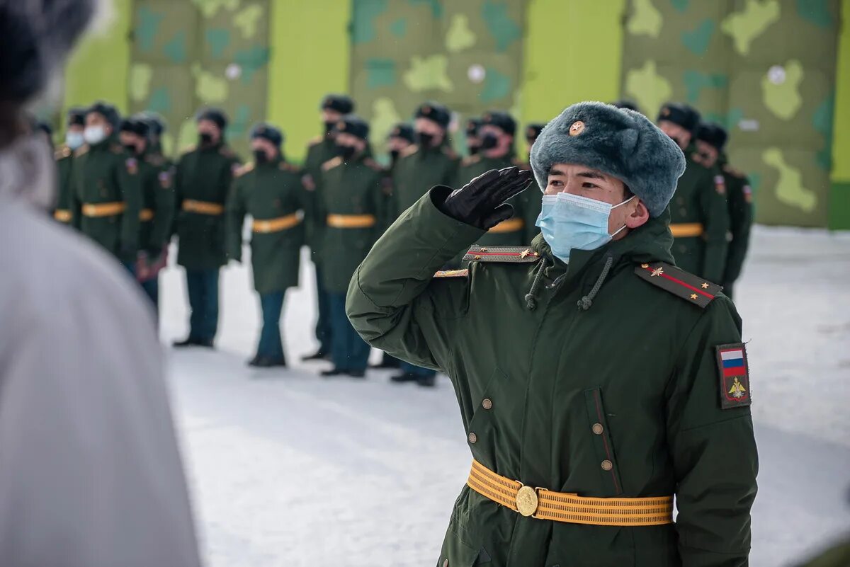 Генерал на плацу. Воинское Приветствие. Приветствие военнослужащих. Военный учебный центр. Приветствие солдат.