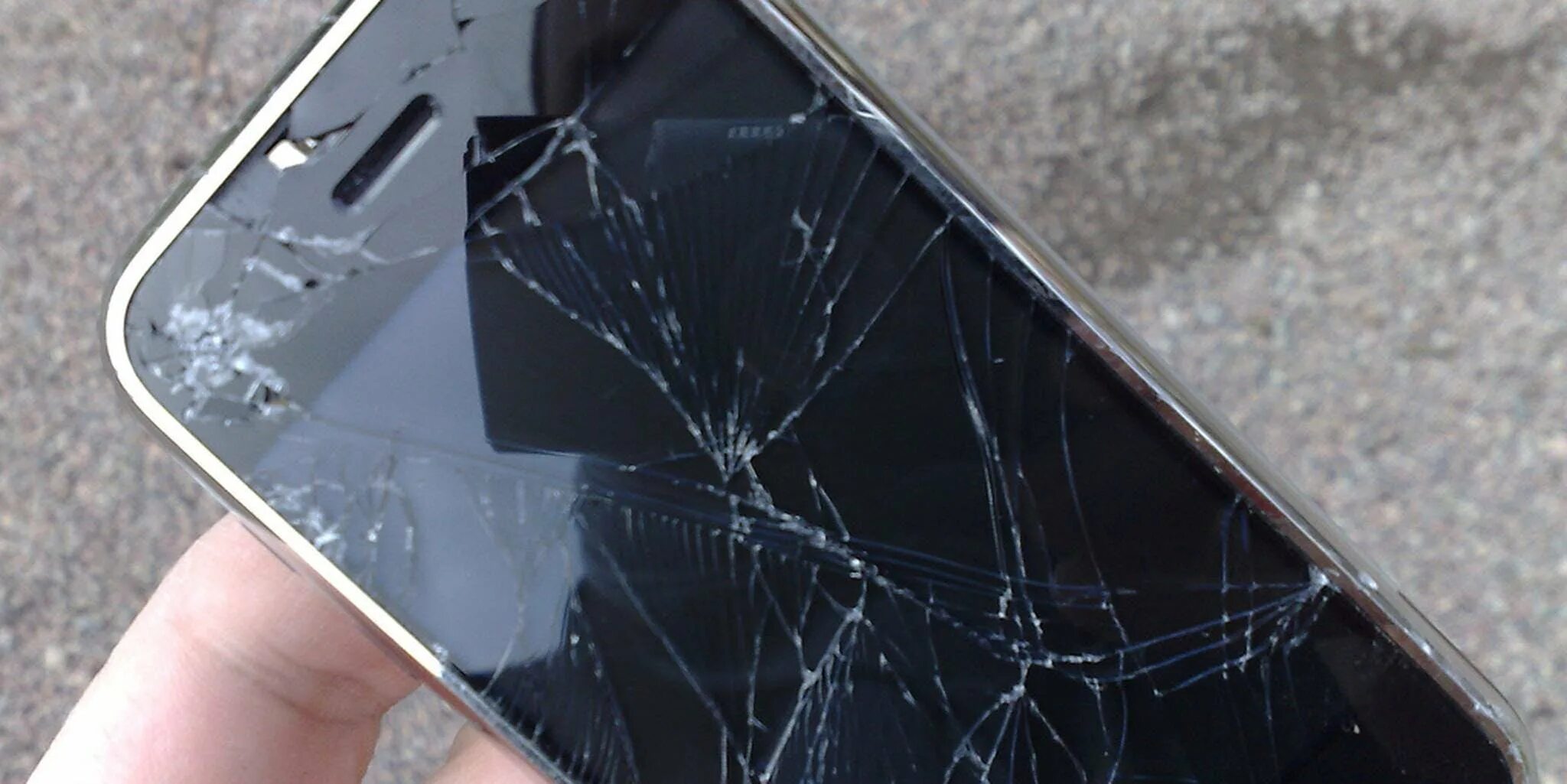 Разбитый экран смартфона. Разбитый дисплей телефона. Трещина на стекле телефона. Трещина на экране.