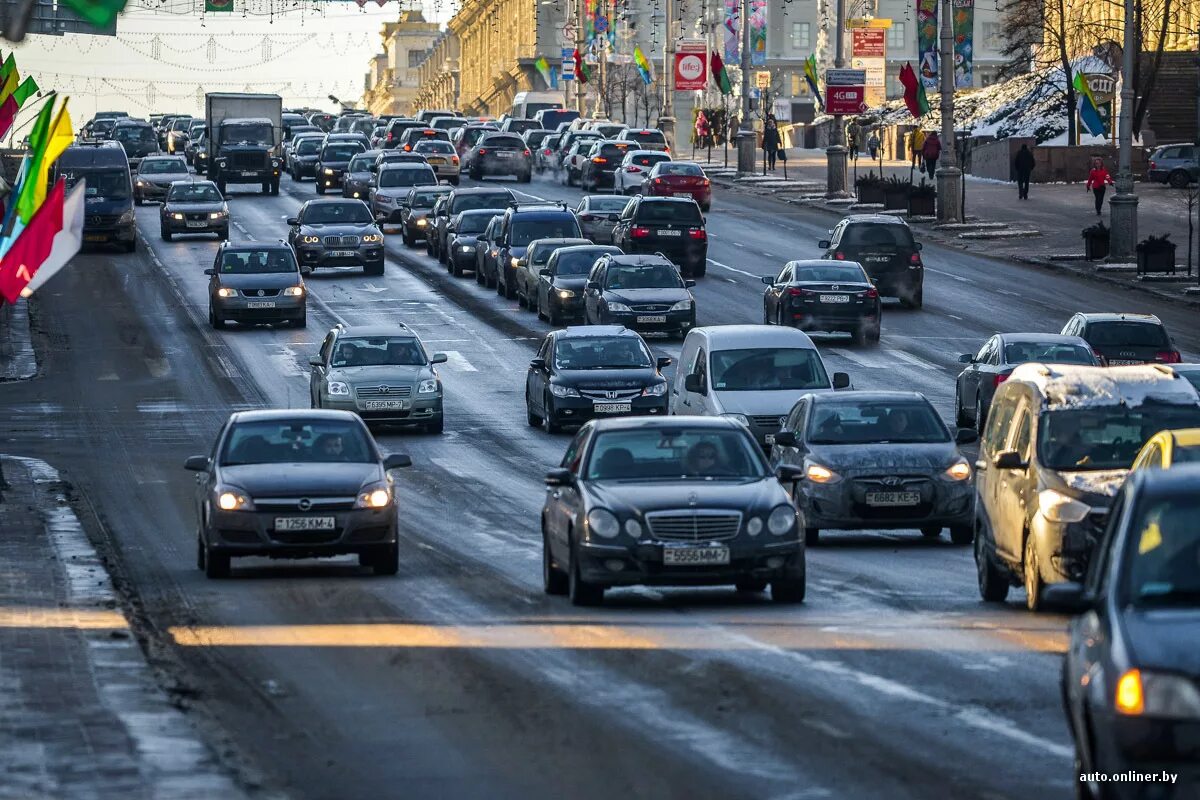 Пробка на минском. Автомобильная пробка. Минск пробки. Минск дорожные пробки. Минск много машин.