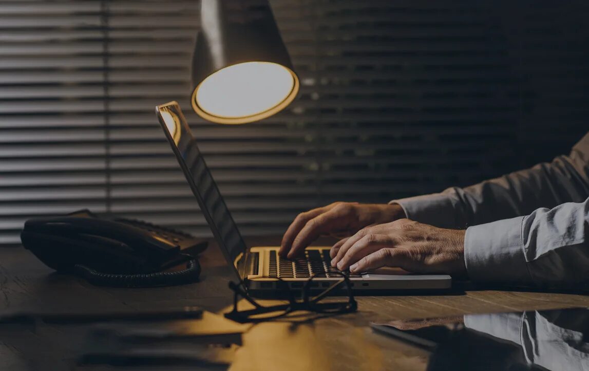 He works at night. Работа в офисе ночью. Work at Night. Office Desk Lamp.