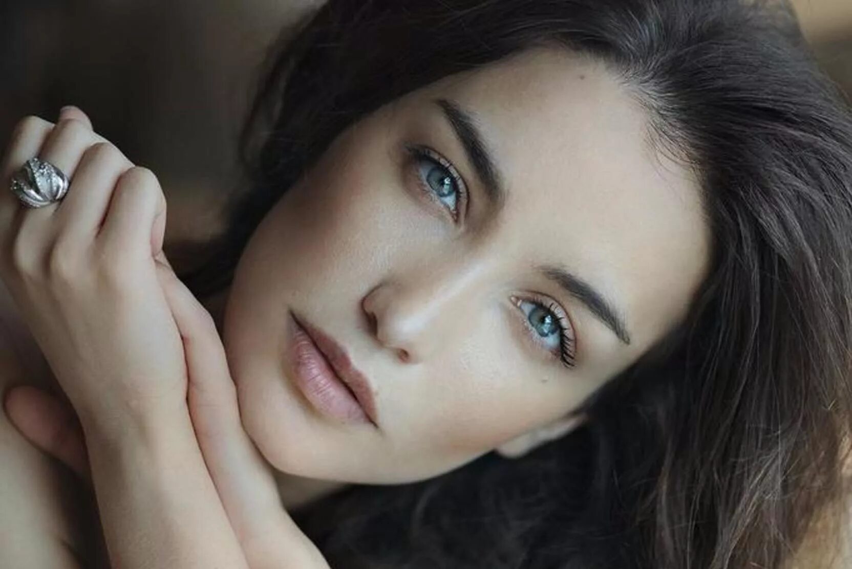 Корни, дайнеко вика. Дайнеко глаза. Вика дайнеко селфи. Вика дайнеко. Дайнеко и корни глаза в глаза.