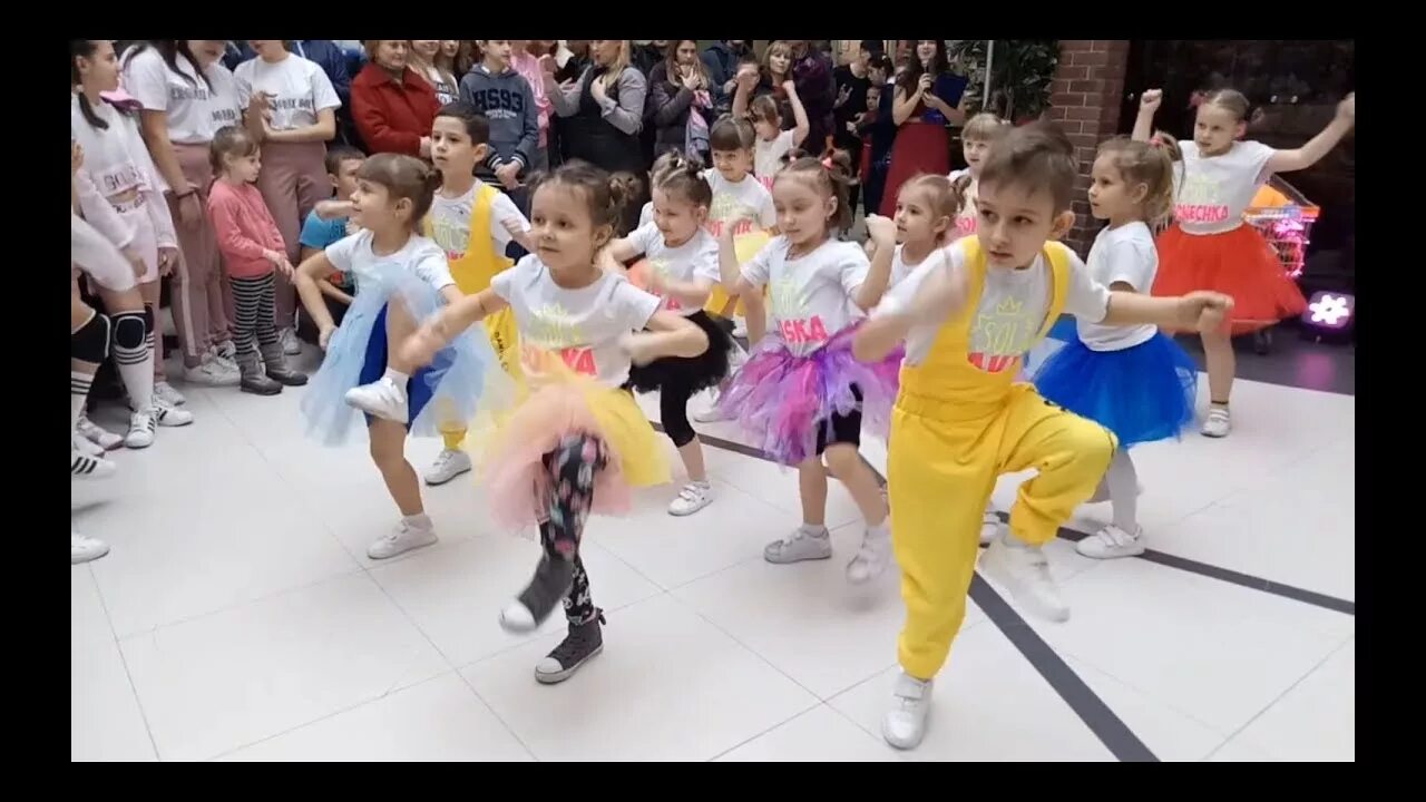 Детский танец чечетка. Видео малышки танцы. Весёлый танец для детей. Чечетка дети. Смешное про детский танец.