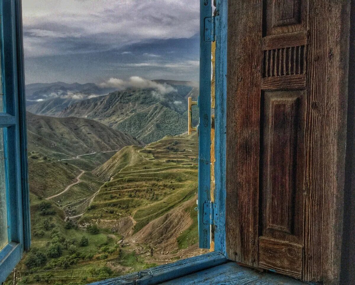 Открывающееся окно в двери. Айвазовский Гамсутль. Картина Гамсутль Айвазовского. Гора Гамсутль Дагестан. Дагестан Гамсутль дверь горы.