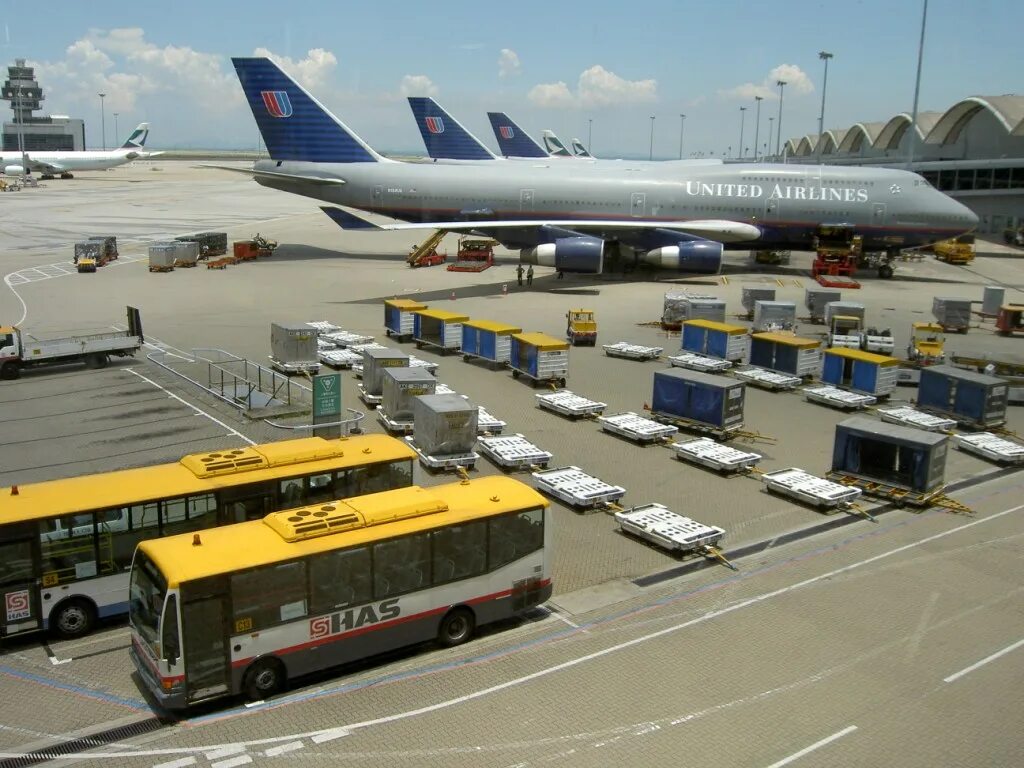 Грузовой аэропорт телефон. VHHH аэропорт. Грузовой аэропорт. Грузовые аэропорты России. Крупнейший грузовой аэропорт.