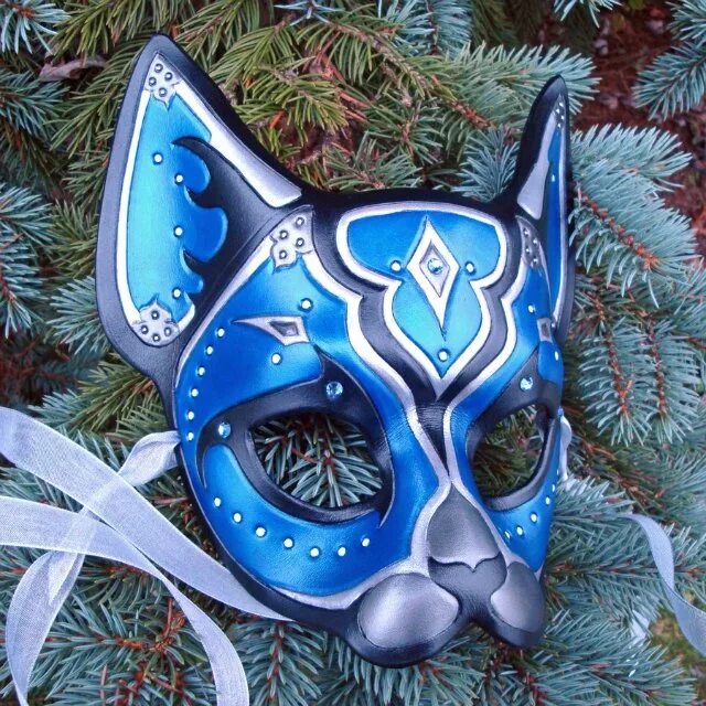 Как можно раскрасить маску кошки. Необычные маски. Креативная маска на новый год. Необычная маска на новый год. Карнавальная маска "кошка".