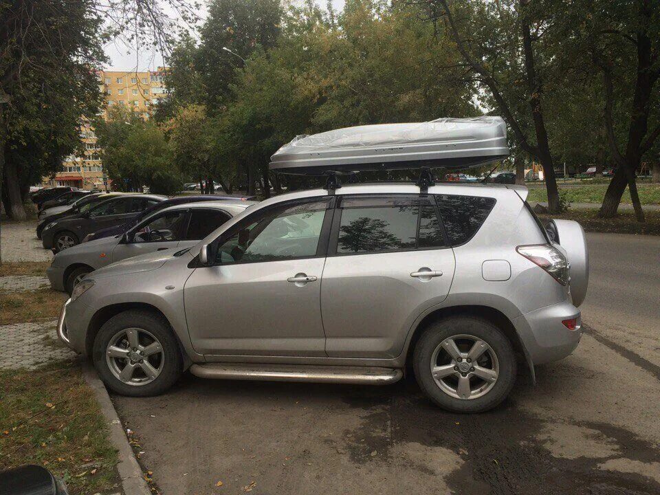 Багажник на крышу тойота виш. Багажник на крышу рав 4 2019. Багажник на крышу toyota rav4. Автобокс на тойота рав 4. Багажник на крышу рав 4 4 поколения.