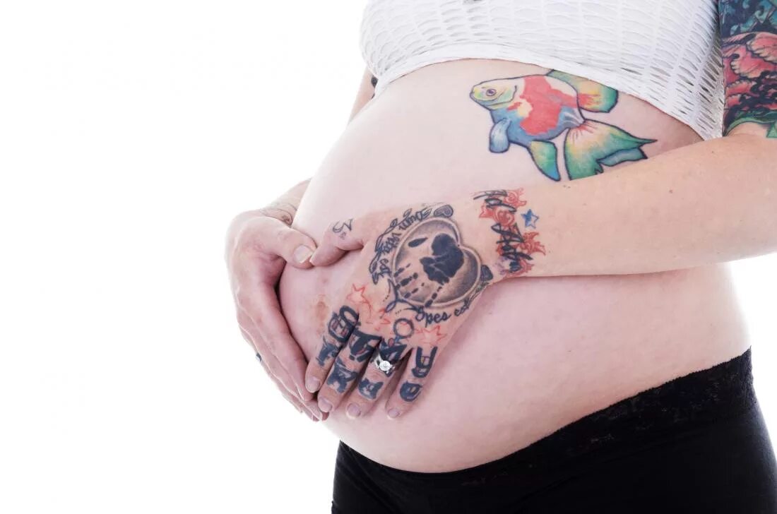 Татуировки на беременных. Беременные с тату. Тату на животе беременной.