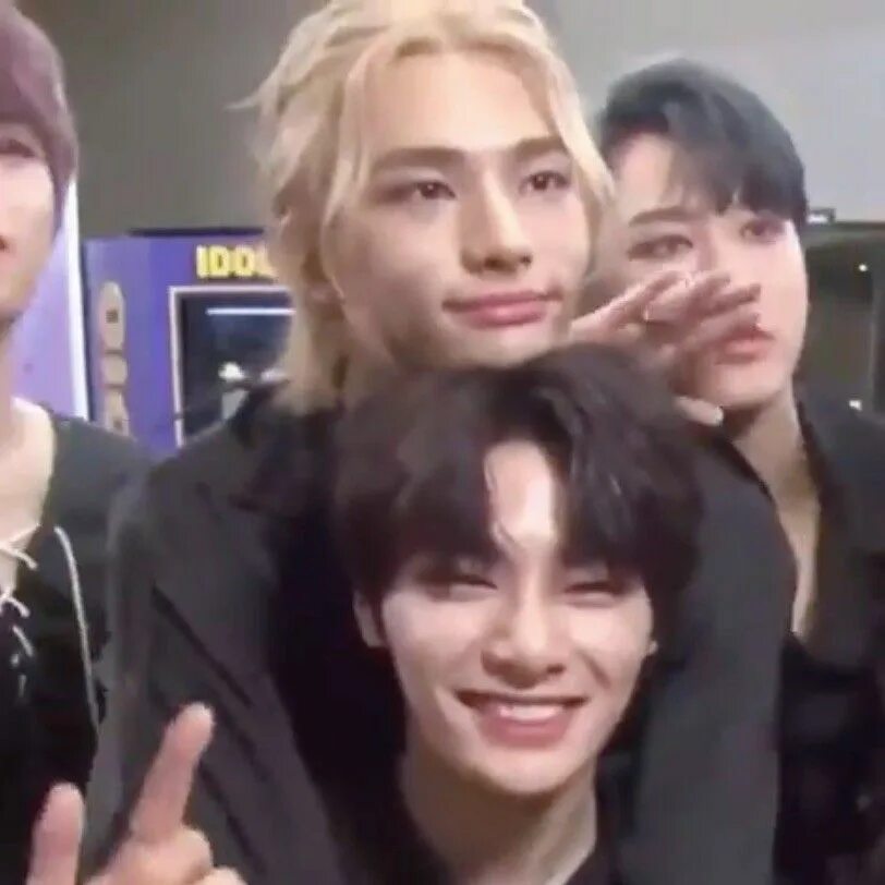 Группа stray kids 2022. 9 участница стрей кидс. Skzcode. 9 участница стрей кидс. Группа stray kids 2021.