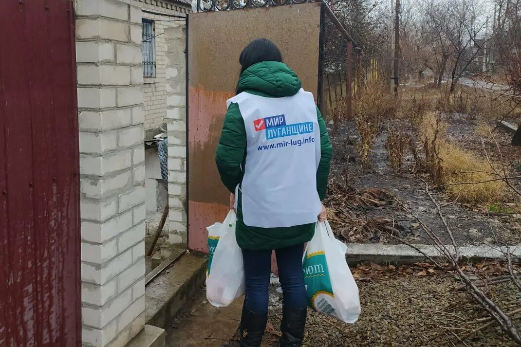 Активисты общественного движения. Волонтеры ЛНР. Одежда для волонтеров. Наряд волонтеры.