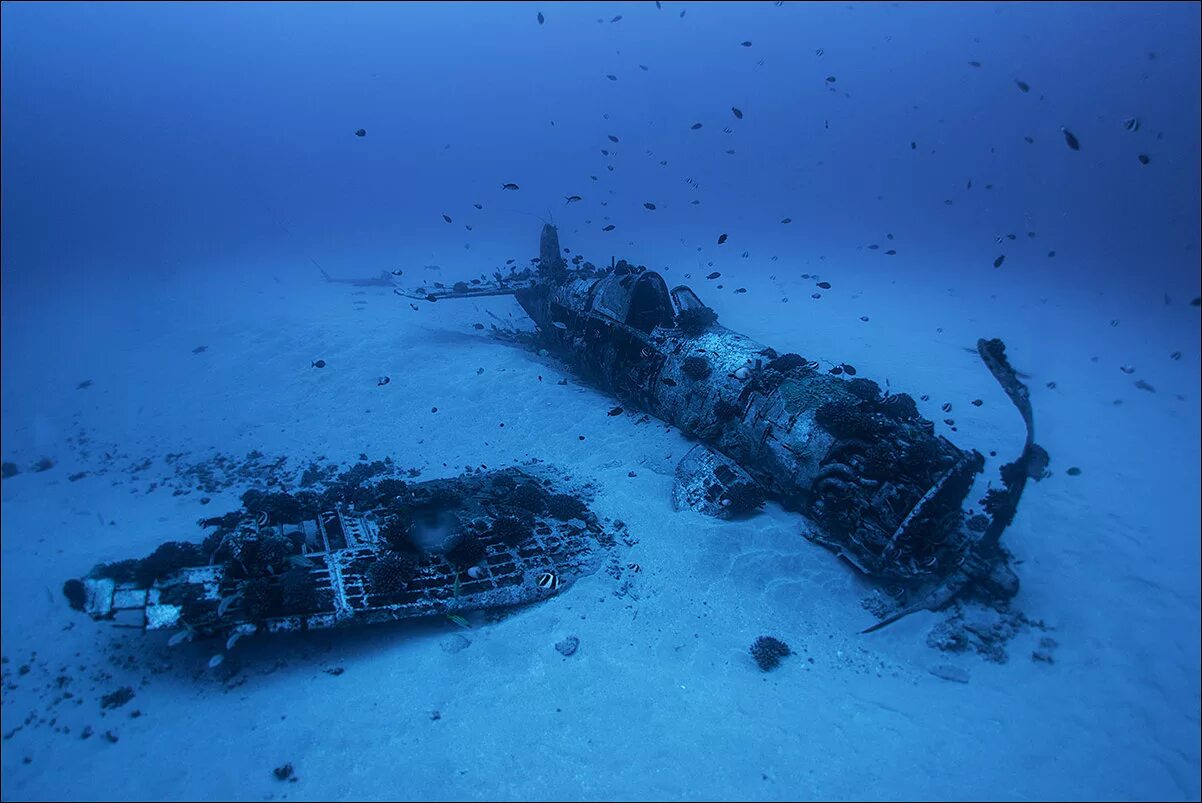 Затопленная космическая станция в тихом океане. Затонувшие самолеты второй мировой войны. Кладбище космических кораблей. Самолет под водой. Кладбище космических кораблей в тихом океане.