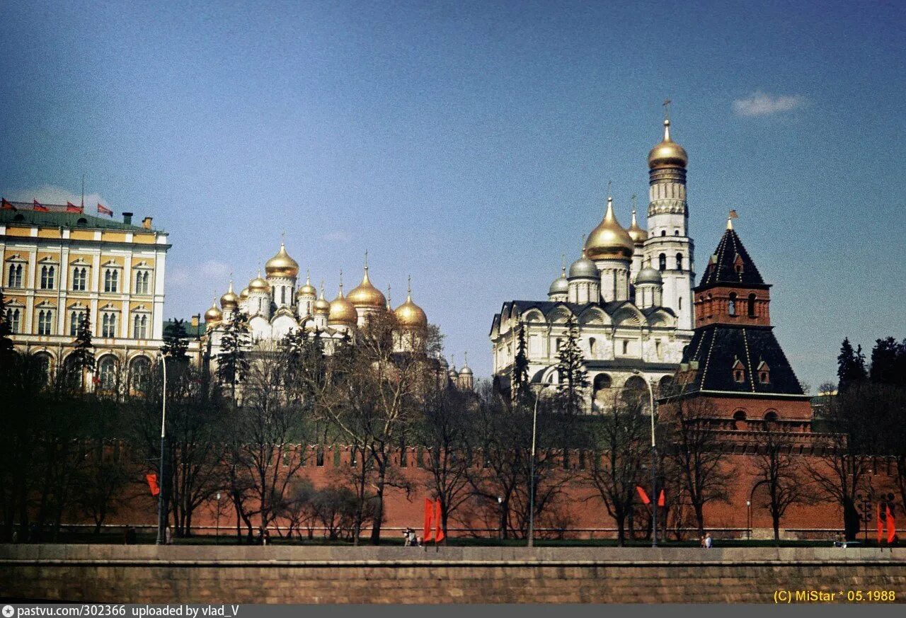 Реки у московского кремля. Архангельский и Благовещенский соборы Московского Кремля. Колокольня Ивана Великого Московского Кремля.