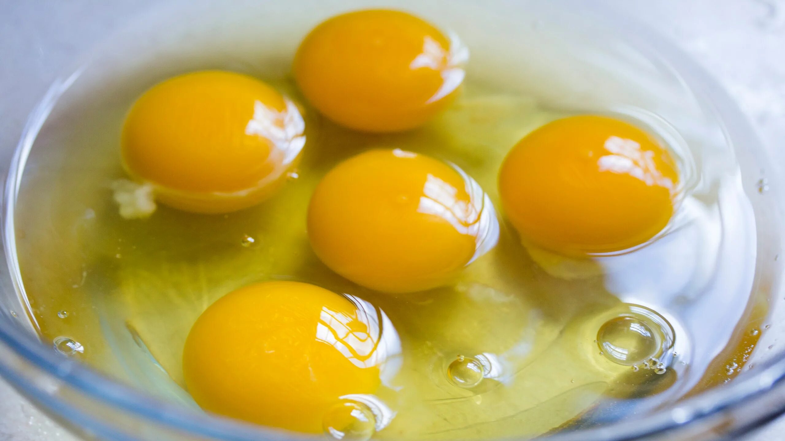 Сырое яйцо. Яичный желток. Яичный белок и желток. Сырое куриное яйцо. Для чего пьют сырые яйца