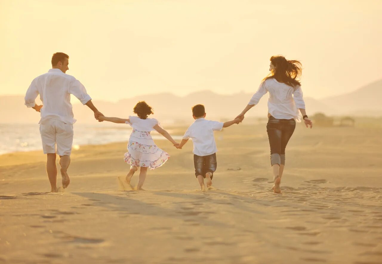 Доч и син. Мама папа и ребенок на море. Семья со спины. Семья с двумя детьми. Семья на фоне моря.