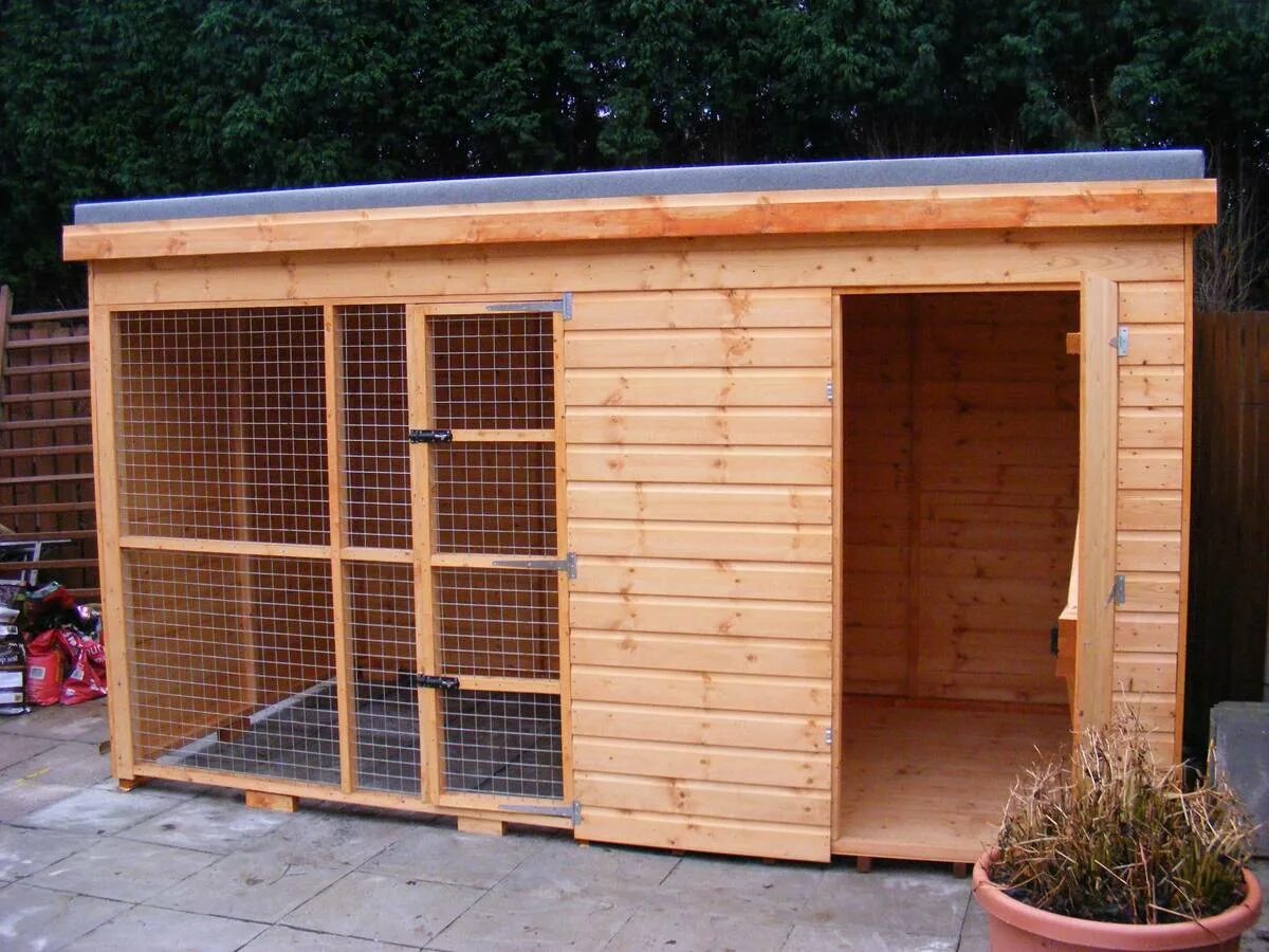 Конура для 2 собак. Вольер с будкой для собаки. Сарай с вольером. Вольер для московской сторожевой. Вольер для собаки из дерева.