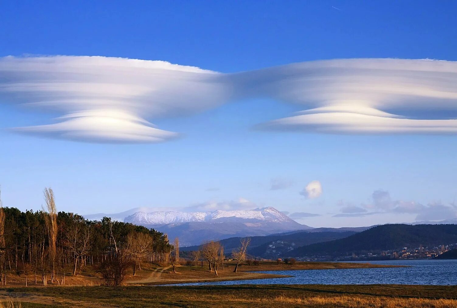 Якутия линзовые облака редчайшее явление природы. Лентикулярные (линзовидные) облака. Линзовые облака в Якутии. Лентикулярные облака явление природы.