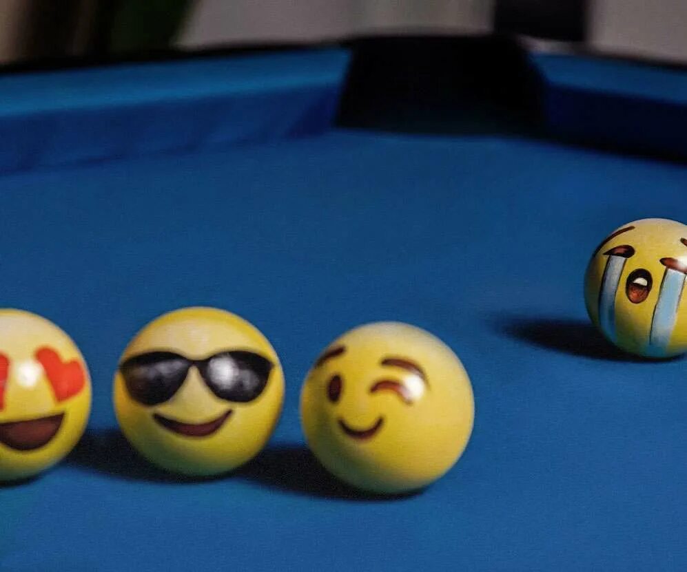 Emoji balls. Необычные бильярдные шары. Бильярдные шары смайлики. Смайлик бильярд. Бильярдный шар прикол.