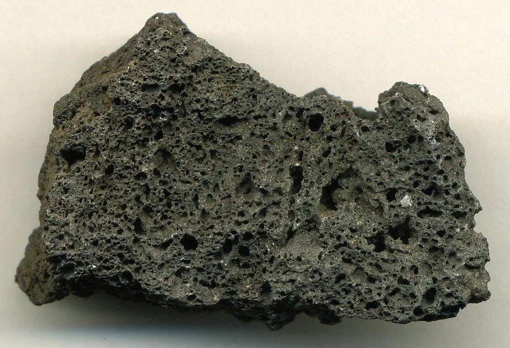Базальт магматическая порода. Андезит Горная порода. Scoria камень. Андезит , базальт , магма. Базальт метаморфическая порода