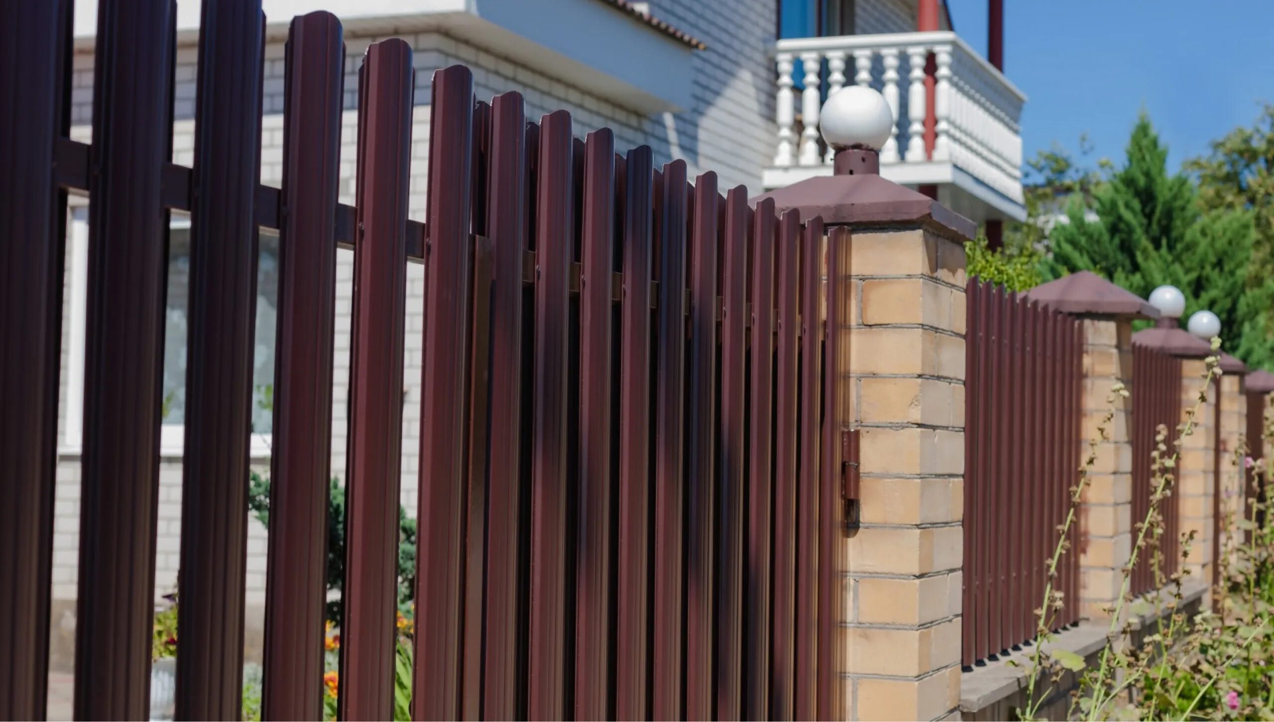 Штакетник рал 8017. Штакетник рал 8017. Темный дуб евроштакетник. Штакетник металлический 6020. Металлический штакетник 1014 и 1015.