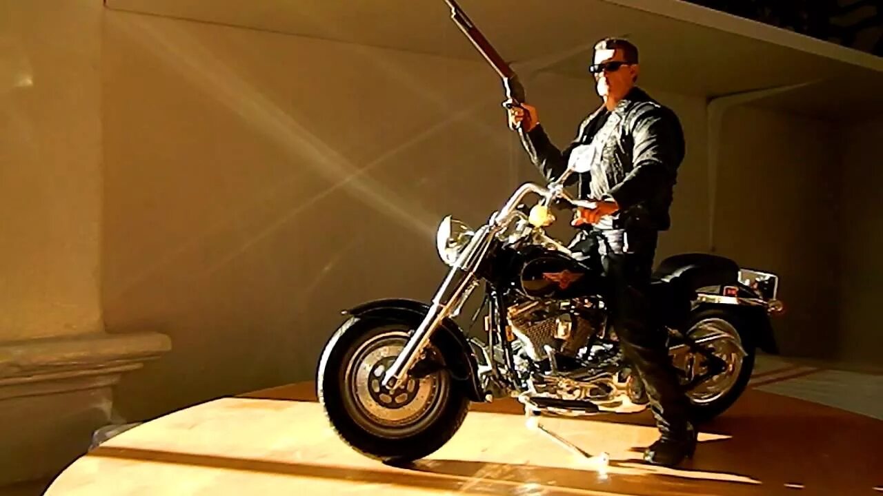 Терминатор 2 т 800 на мотоцикле. Мотоцикл харлей дэвидсон терминатор 2. Харлей терминатора. Харлей дэвидсон мотоцикл арнольд шварценеггер. Мотоцикл fat boy harley davidson terminator.