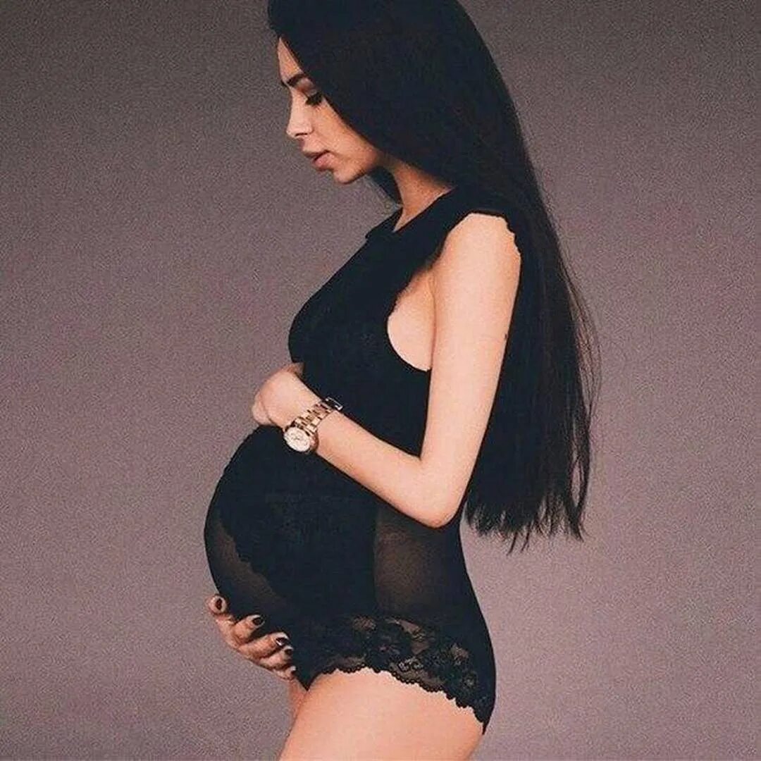 Pregnant brunette. Беременская девушка. Pregnant brunette. Pregnant brunette. Красивое фото беременных брюнеток.