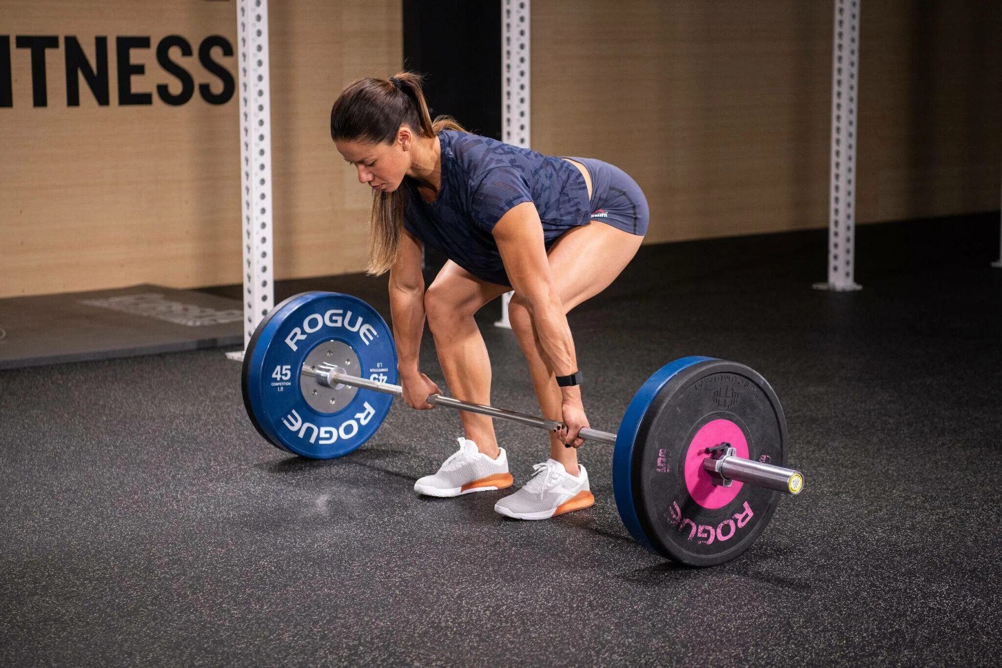 Тяга штанги девушки. Становая тяга сумо. становая тяга сумо техника. румынская тяга сумо. становая тяга кроссфит.