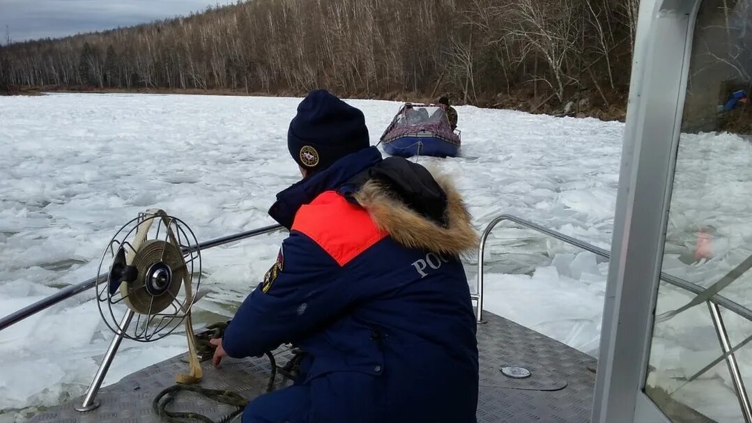 Бурейское водохранилище зимой. Спасатели рыбаки. Амурские спасатели. Рыбалка на катере в Талакане. Спасательная операция в амурской области последние новости