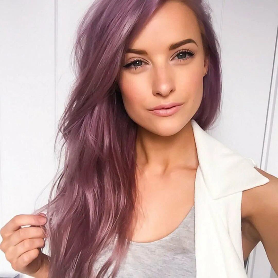 Пепельно фиолетовый цвет волос. Русые волосы с фиолетовым оттенком. Грязно фиолетовый цвет волос. Пыльно фиолетовый цвет волос. Русый пепельно фиолетовый цвет волос.