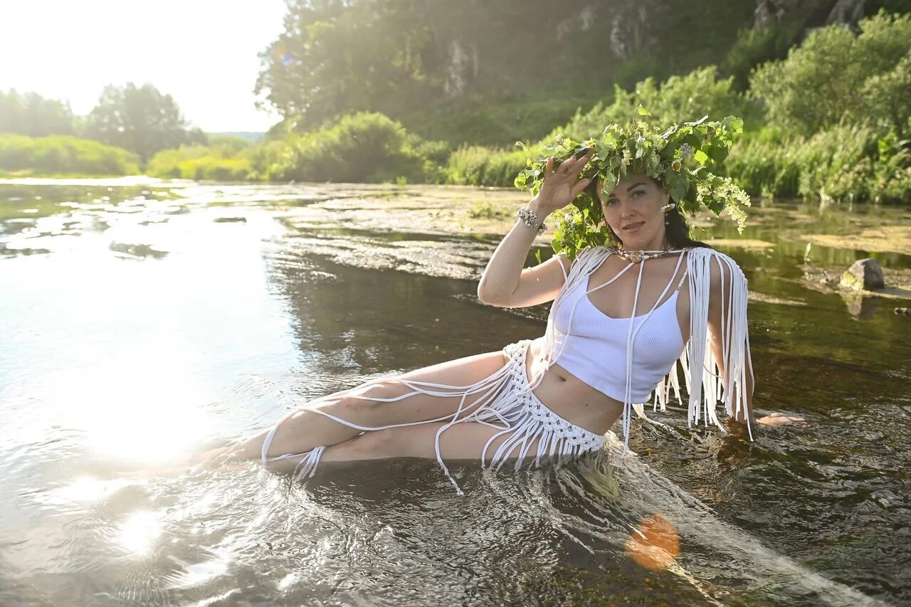 Девушка у реки. Девушки на речке. Фотосессия на речке. Летом на речке.