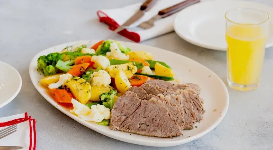 Отварная говядина гарнир. Отварная говядина с овощами. Вареное мясо с овощами. Тафельшпиц по венски. Блюда из отварной свинины.