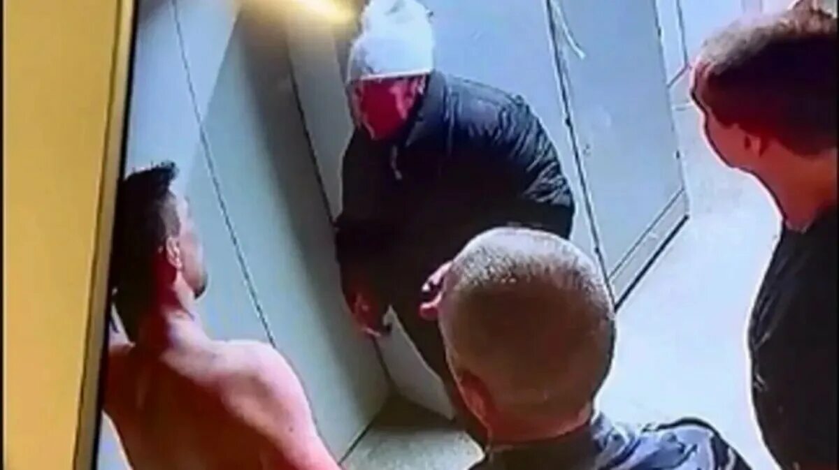 Нападающий на бабушек в подъезде. Нападающий на бабушек в подъезде