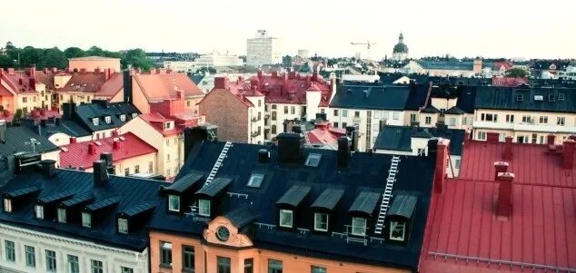 Крыша где живет карлсон. Домик Карлсона на крыше в Стокгольме. Крыши Стокгольма. Мансарда Стокгольм. Стокгольм крыши трубу.