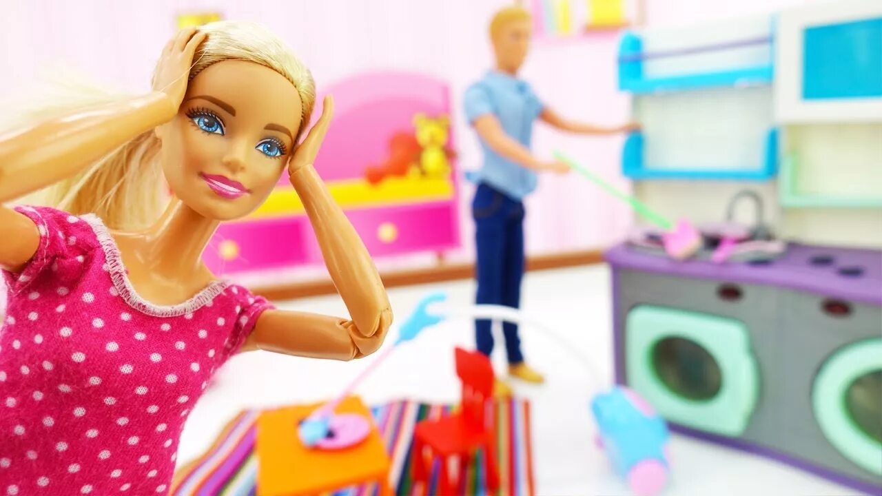 Барби играет в куклы. Барби убирается. Барби уборка. Кукла Барби на роликах. Девочки играющие в куклы Барби.
