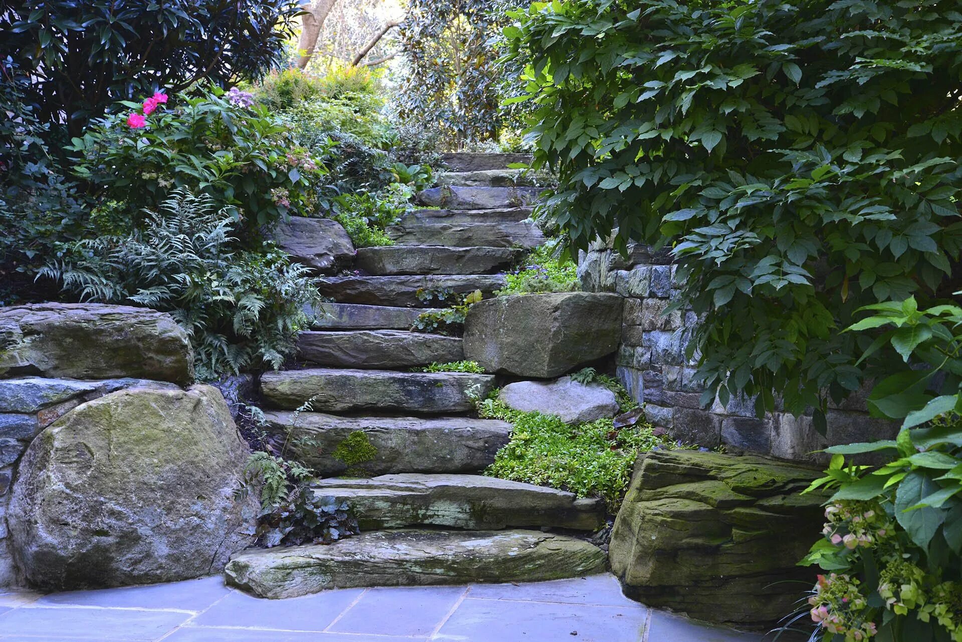 Лестница из натурального камня. Ступени из агломерата для лестниц. Красивая каменная лестница. Кварцевый агломерат ступени. Лестница из мрамора.