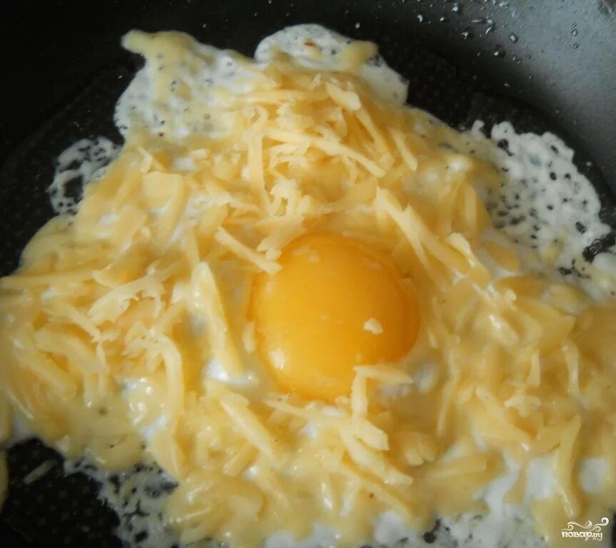 Яичница глазунья 3 яйца. Жареные яйца с сыром. Яичница с картошкой. Яичница с сыром. Яичница со сметаной.
