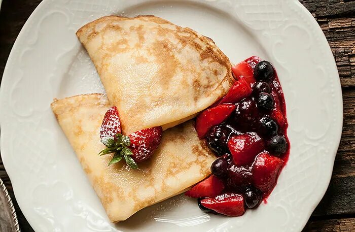 Как красиво подавать блины. Оригинальная подача блинов. Красивая подача блинчиков. Блинчики с ягодами. Необычная подача блинов.