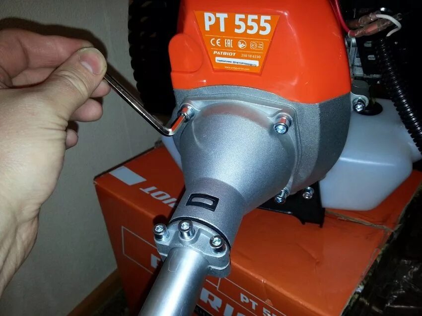 Греется триммер. Бензокоса патриот 555. триммер бензин patriot 555. смазка редуктор триммер patriot elt 1000. места смазки триммера патриот.