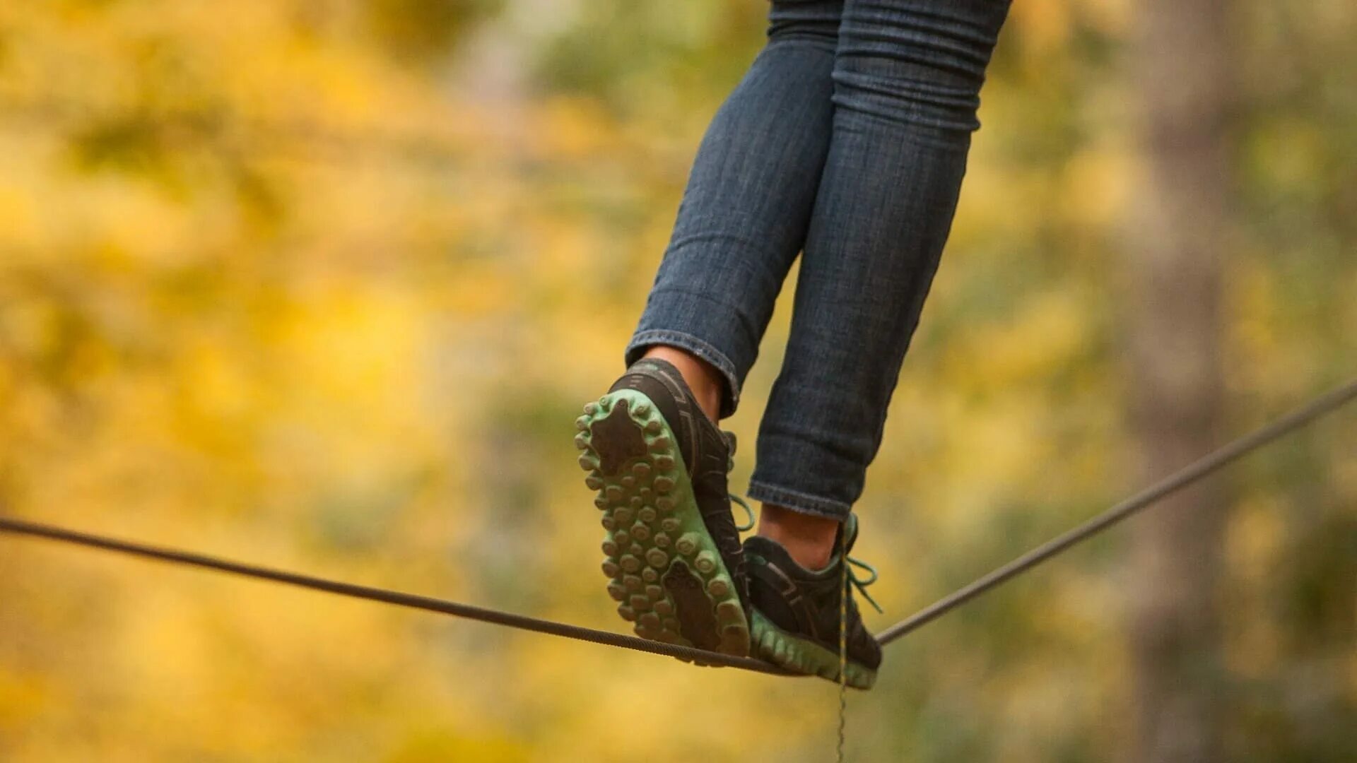 Натянуть вдоль. Гибкая анкерная линия горизонтальная сертифицированная. Монтаж металлочерепицы на вальмовую кровлю. Анкерная петля для крепления страховочного троса пт1. Частота колебаний скорость длина волны.