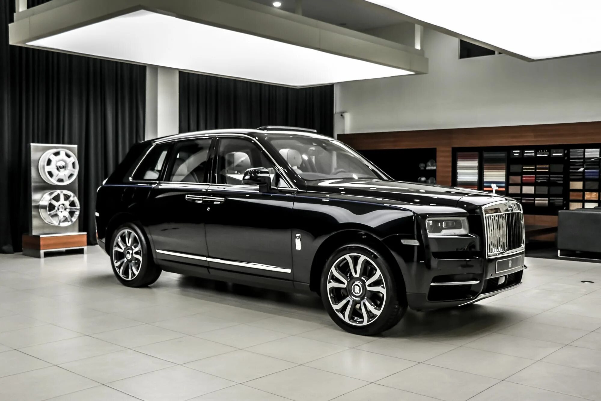 Роллс калинан. Rolls-Royce Куллинан. Роллс Ройс Cullinan 2021. Роллс Ройс джип 2021. Rolls Royce Cullinan черный.