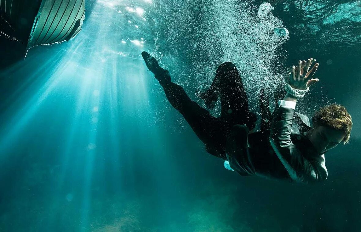 Фотограф Зена Холлоуэй. Человек под водой. Тонет под водой. Парень под водой.